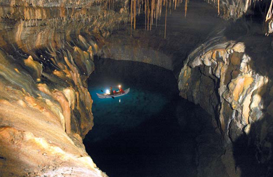 洞窟末端的大型湖水